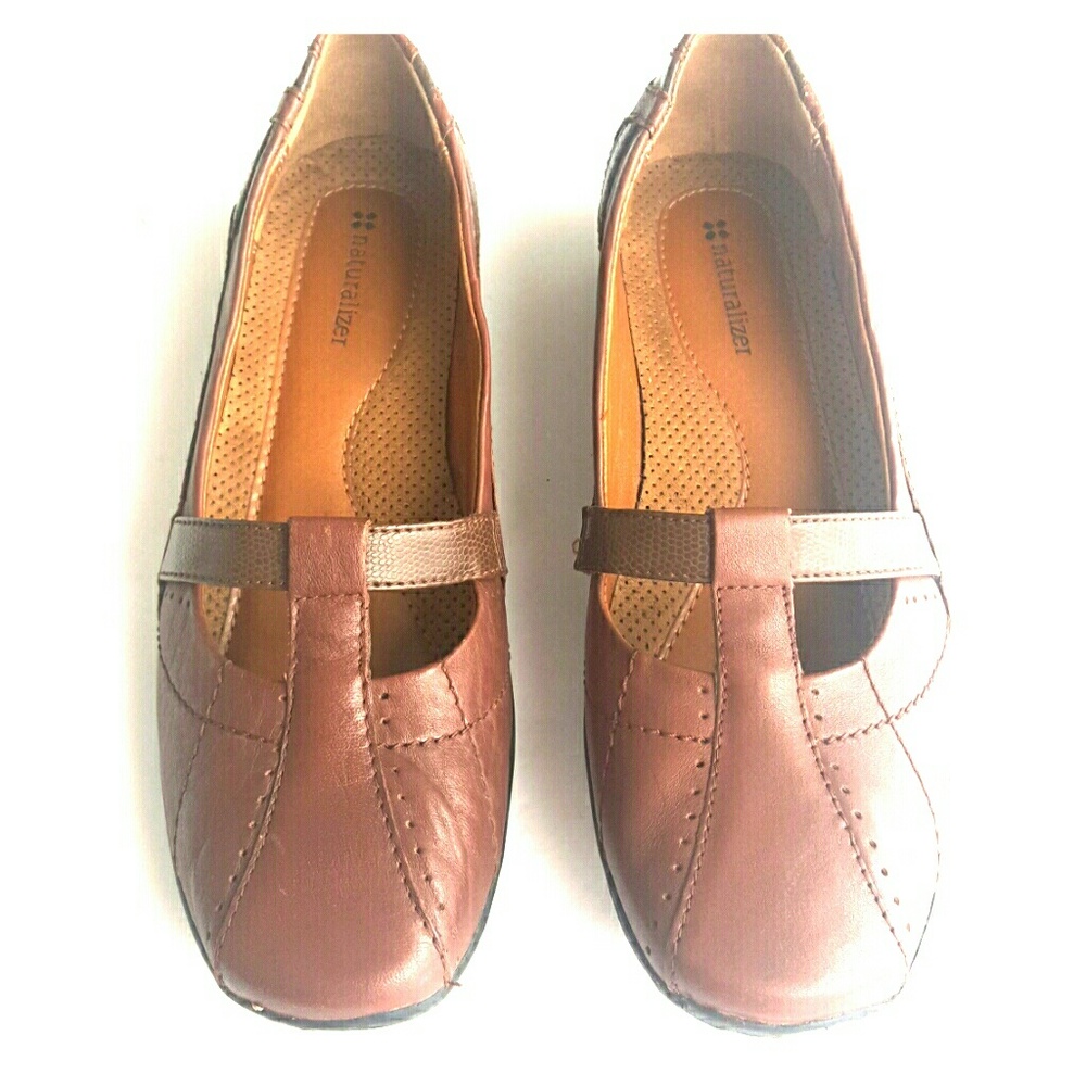 Naturalizer brown leater flats size-8